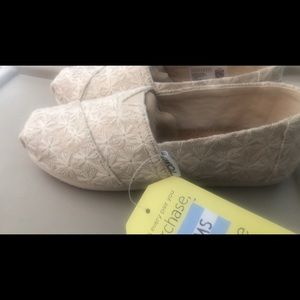 Tom’s girls shoes